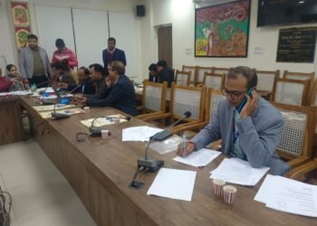 डीएम ने कहा, जब तक काम पूरा नहीं होगा, सभागार में बितानी होगी रात, मंगवा दिए रजाई गद्दे