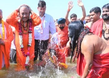 महाकुंभ 2025: मुख्यमंत्री साय ने त्रिवेणी संगम में लगाई डुबकी