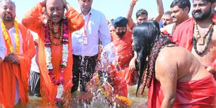 महाकुंभ 2025: मुख्यमंत्री साय ने त्रिवेणी संगम में लगाई डुबकी