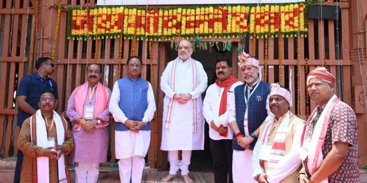 केन्द्रीय गृह मंत्री शाह ने मुख्यमंत्री विष्णुदेव साय के साथ मां दंतेश्वरी की पूजा-अर्चना की