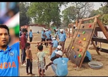 नक्सलगढ़ के 50 गांवों में खेल मैदान बनवा रहे क्रिकेट के भगवान सचिन तेंदुलकर
