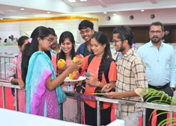 कृषि विवि में आम महोत्सव: ढाई लाख के मियाजाकी आम को देखने लोगों की भीड़