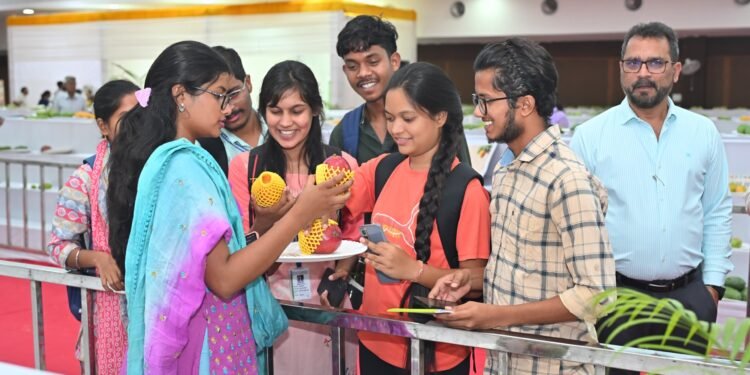 कृषि विवि में आम महोत्सव: ढाई लाख के मियाजाकी आम को देखने लोगों की भीड़