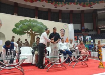 छांव के तले अधिकारियों-कर्मचारियों के परिजनों का हो रहा समग्र उपचार : कलेक्टर डॉ. गौरव सिंह