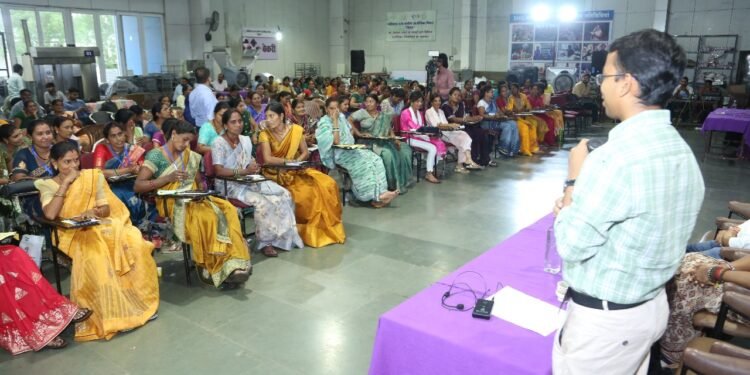 स्थानीय संसाधनों का उपयोग कर नवाचार के साथ महिलाएं बने आत्मनिर्भर: सीईओ कुमार बिश्वरंजन