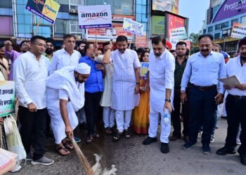 जयस्तंभ चौक में गूंजा विदेशी कंपनियां भारत छोड़ो का शंखनाद