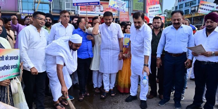 जयस्तंभ चौक में गूंजा विदेशी कंपनियां भारत छोड़ो का शंखनाद