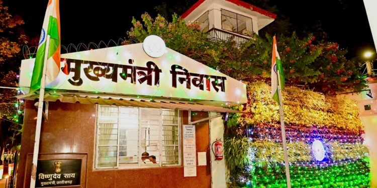 मुख्यमंत्री ने पुलिस परेड ग्राउंड पर किया ध्वजारोहण, परेड की ली सलामी