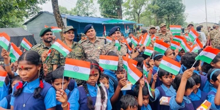 तिरंगे से सजा बस्तर: पहली बार 29 गांवों में लहराया राष्ट्रीय ध्वज