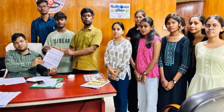 भोजन शुल्क अनिवार्य पर केटीयू के छात्र नाराज, कुलसचिव को सौंपा ज्ञापन