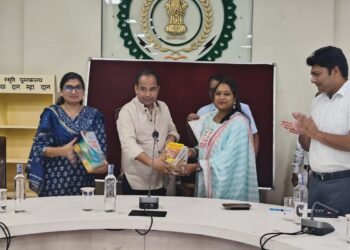 स्मृति पुस्तकालय योजना: रीता मंडल ने जिला प्रशासन को पुस्तकें दान की