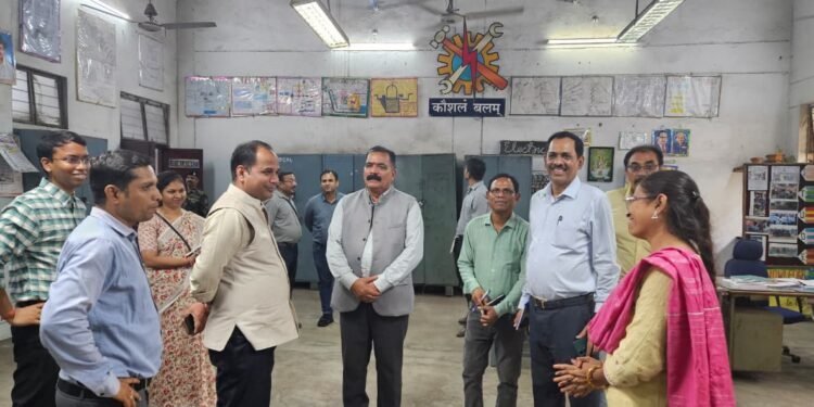 कलेक्टर डॉ. गौरव ने आईटीआई रायपुर का किया निरीक्षण, प्रशिक्षण की गुणवत्ता से प्रभावित होकर दिया तेजस नाम