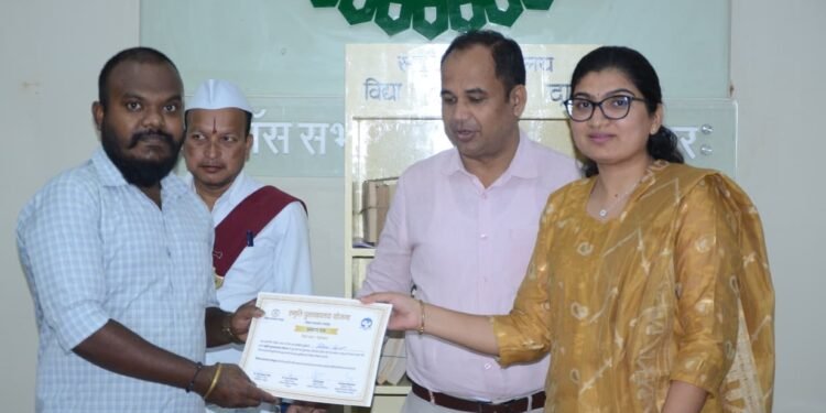 स्मृति पुस्तकालय योजना के तहत जिला प्रशासन को 32 पुस्तकें दान दी गई