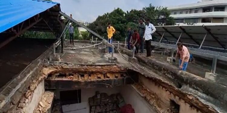 150 वर्ष पहले बनी एंग्लो रिकॉर्ड-सेल की छत गिरी, टला हादसा