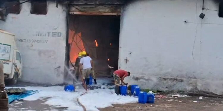 थिनर फैक्ट्री में लगी भीषण आग, इलाके में मची अफरा-तफरी