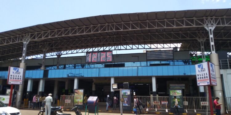 स्टेशन पर रेलवे शुरू कर रहा पेड वेटिंग हाल, 25 यात्री बैठ सकेंगे, 1 घंटे के लिए देने होंगे 50 रुपए