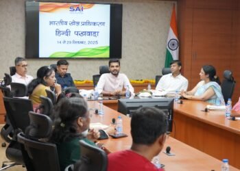 हिंदी एक सुंदर भाषा है, इसे अपनी दिनचर्या में शामिल करें” – रामायण धर द्विवेदी