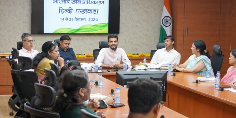 हिंदी एक सुंदर भाषा है, इसे अपनी दिनचर्या में शामिल करें” – रामायण धर द्विवेदी