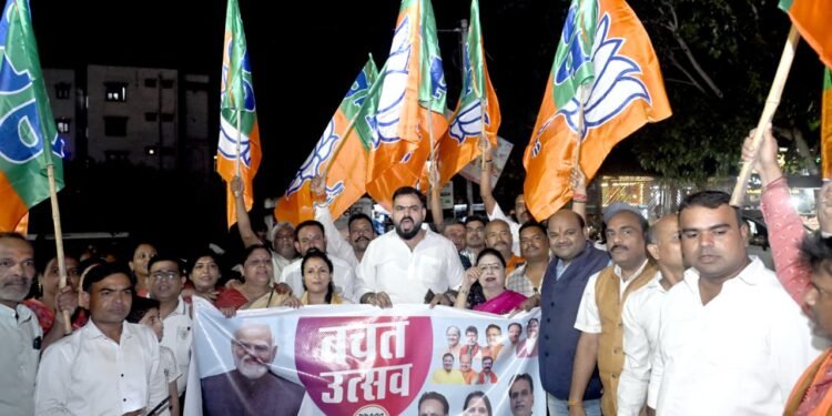 भाजपा टाटीबंध मंडल में GST 2.0 को लेकर जश्न का माहौल, आतिशबाजी व मिठाई वितरण