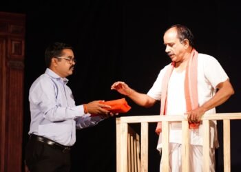 अनिकेत की भावनाओं में डूबे रंगप्रेमी, मैं अनिकेत हूं का शानदार मंचन