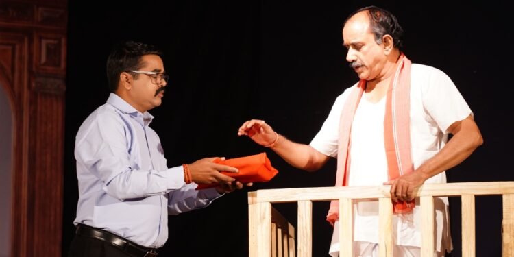 अनिकेत की भावनाओं में डूबे रंगप्रेमी, मैं अनिकेत हूं का शानदार मंचन