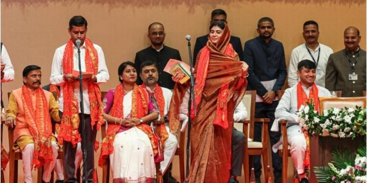 Rivaba Jadeja:IAS बनने का सपना, क्रिकेटर से शादी और अब मंत्री पद – ये है रिवाबा जडेजा की कहानी