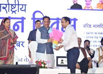 नवाचार से बदली तस्वीर: रायपुर कलेक्टर डॉ. गौरव कुमार सिंह के कार्यो की सराहना, सीएम विष्णु देव साय ने किया सम्मानित