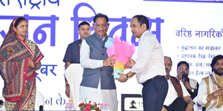 नवाचार से बदली तस्वीर: रायपुर कलेक्टर डॉ. गौरव कुमार सिंह के कार्यो की सराहना, सीएम विष्णु देव साय ने किया सम्मानित