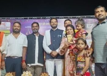 गरबा नाइट में उत्कर्षा पाटकर को द्वितीय स्थान, नपाध्यक्ष ने किया सम्मानित