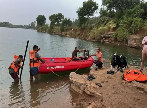 क्लास न जाकर ब्लू वाटर खदान में नहाने पहुंचे दसवीं के छात्र, गहरे पानी में दो डूबे, देर रात रेस्क्यू ऑपरेशन जारी