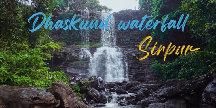 धसकुंड वॉटरफॉल पर सैलानियों की भीड़, सुरक्षा के नाम पर सिर्फ हादसों का डर