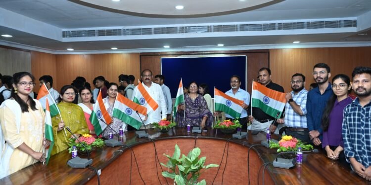 कृषि महाविद्यालय, रायपुर में ‘वंदे मातरम’ के 150वें वर्ष का सीधा प्रसारण, देशभक्ति से गूंजा परिसर