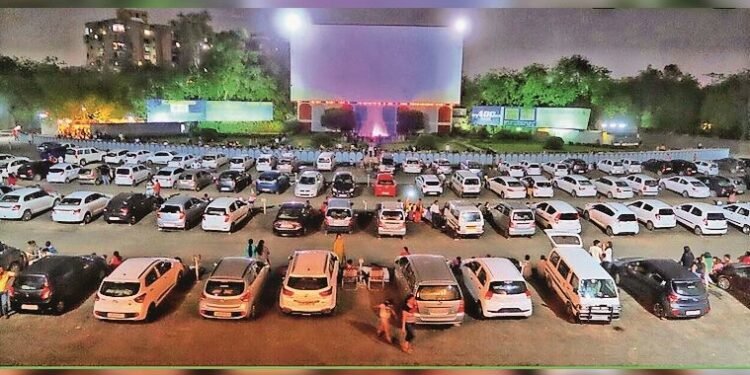 रायपुर में मेट्रो स्टाइल एंटरटेनमेंट: सेंध लेक में शुरू हुआ ड्राइव-इन मूवी कल्चर