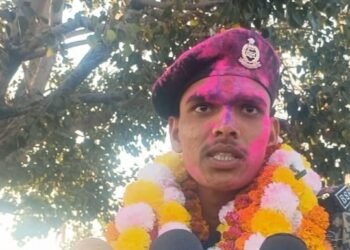 गरीबी और संघर्ष को पीछे छोड़ बीएसएफ जवान बना गांव का लाल, खैरवार खुर्द में भावुक स्वागत