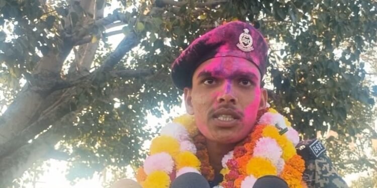 गरीबी और संघर्ष को पीछे छोड़ बीएसएफ जवान बना गांव का लाल, खैरवार खुर्द में भावुक स्वागत