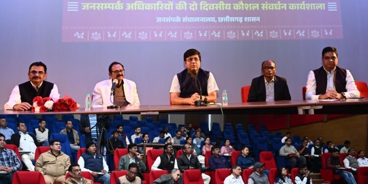 जनसंपर्क को प्रभावी बनाने मीडिया के हर प्लेटफॉर्म का करें उपयोग: आयुक्त डॉ. रवि मित्तल