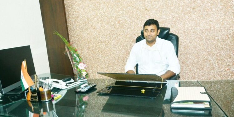 BREAKING: रजत बंसल को CM सचिवालय में बड़ी जिम्मेदारी, जाने क्याें छाेड़ी IPS की नौकरी?