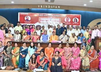 कविता के मंच को मसखरों का अड्डा नहीं बनने देना चाहिए: गिरीश पंकज