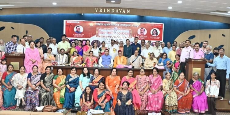 कविता के मंच को मसखरों का अड्डा नहीं बनने देना चाहिए: गिरीश पंकज