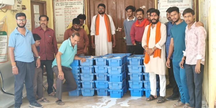 निगम कार्रवाई के खिलाफ देवभोग मिल्क पार्लर संघ का उग्र प्रदर्शन, कार्यालय में दूध बहाकर जताया विरोध