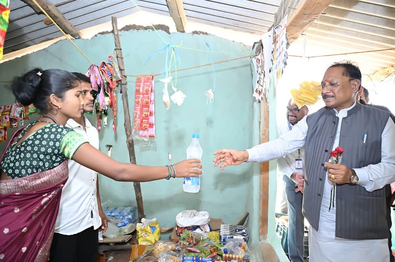 कभी थामी थी बंदूक, अब चला रहे दुकान: मुख्यमंत्री ने सराहा बदलाव का सफर