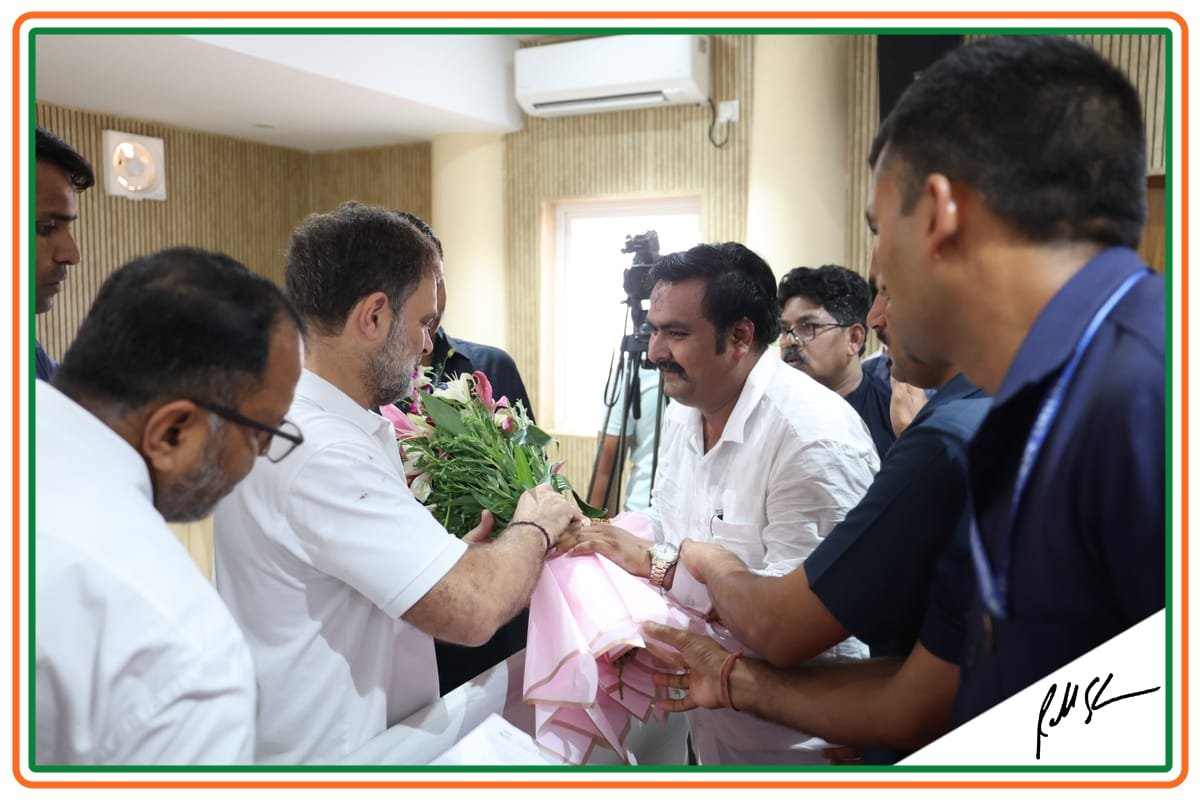 नालासोपारा के पूर्व प्रत्याशी संदीप पांडे पहुंचे दिल्ली, राहुल गांधी को भेंट की दी बधाई