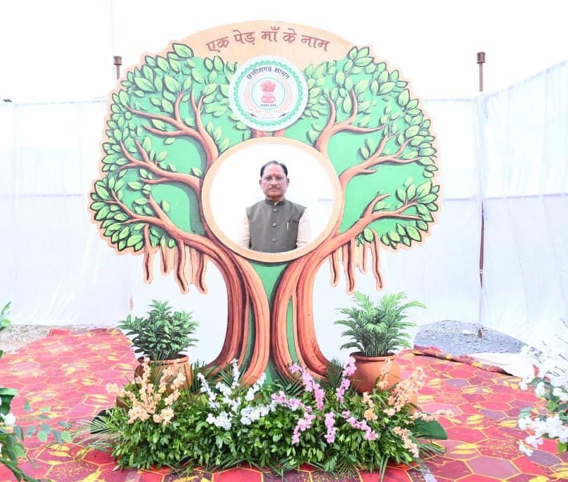 विधानसभा परिसर में ‘एक पेड़ मां के नाम 3.0’ अभियान, सीएम विष्णुदेव साय और डॉ. रमन सिंह ने लगाया रुद्राक्ष का पौधा