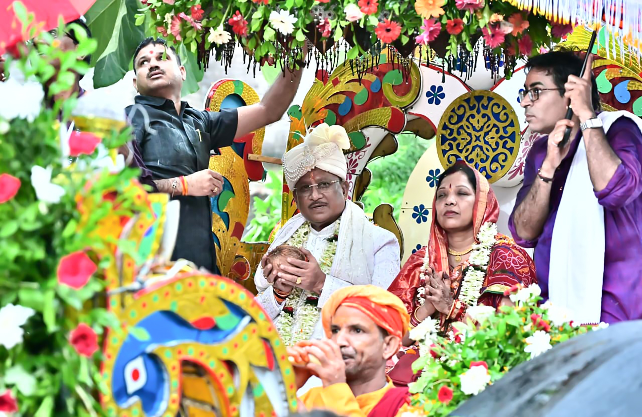 मुख्यमंत्री श्री विष्णुदेव साय ने दोकड़ा की ऐतिहासिक रथयात्रा में निभाई गजपति महाराजा की परंपरा