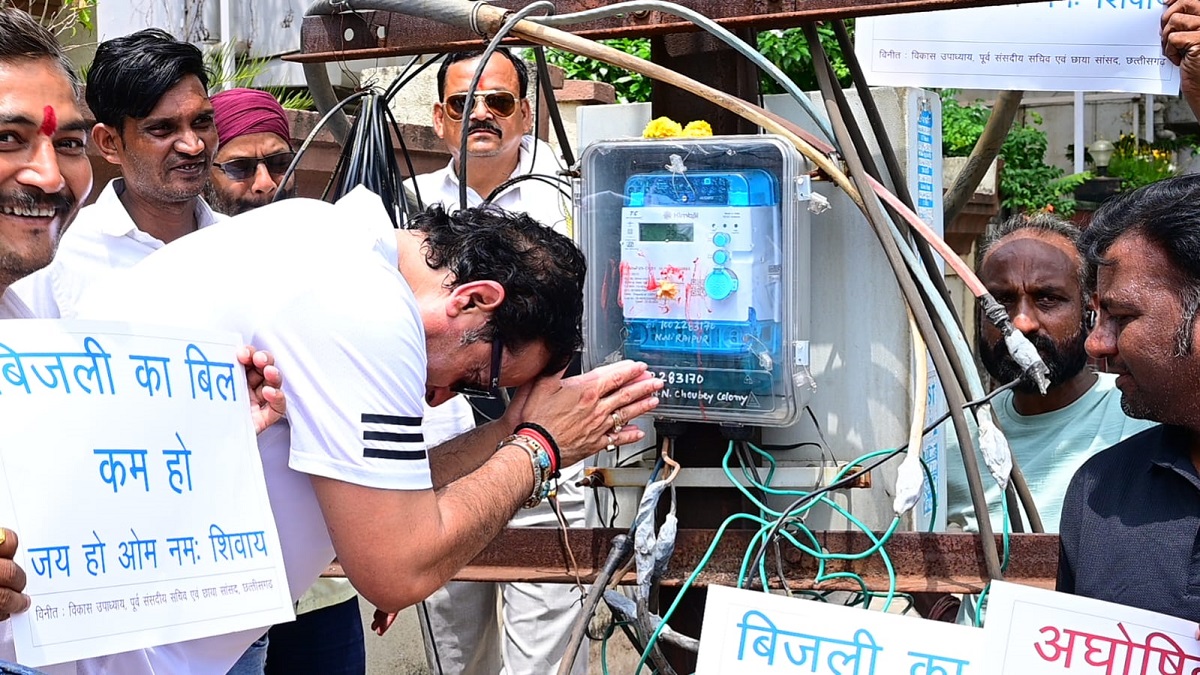बिजली संकट पर कांग्रेस का अनोखा प्रदर्शन, ट्रांसफार्मर-मीटर की पूजा कर सरकार को घेरा
