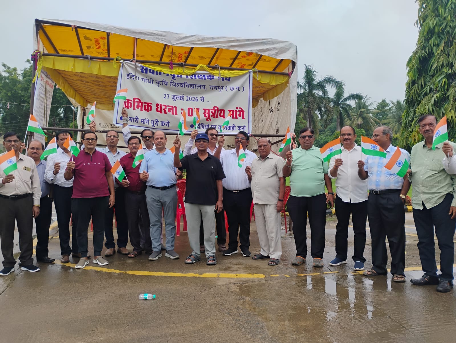 Retired professors’ protest continues for the 19th day, पेंशन प्रकरणों के ऑडिट पर लेखानियंत्रक कार्यालय घेराव का ऐलान