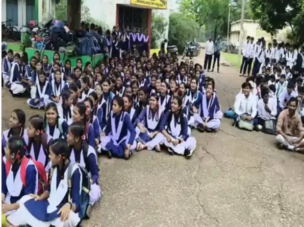 गणित शिक्षक नहीं मिला तो भड़के छात्र, स्कूल के मेन गेट पर जड़ा ताला; बोली छात्रा- मैथ्स पढ़ना था, मजबूरी में लेना पड़ा आर्ट्स