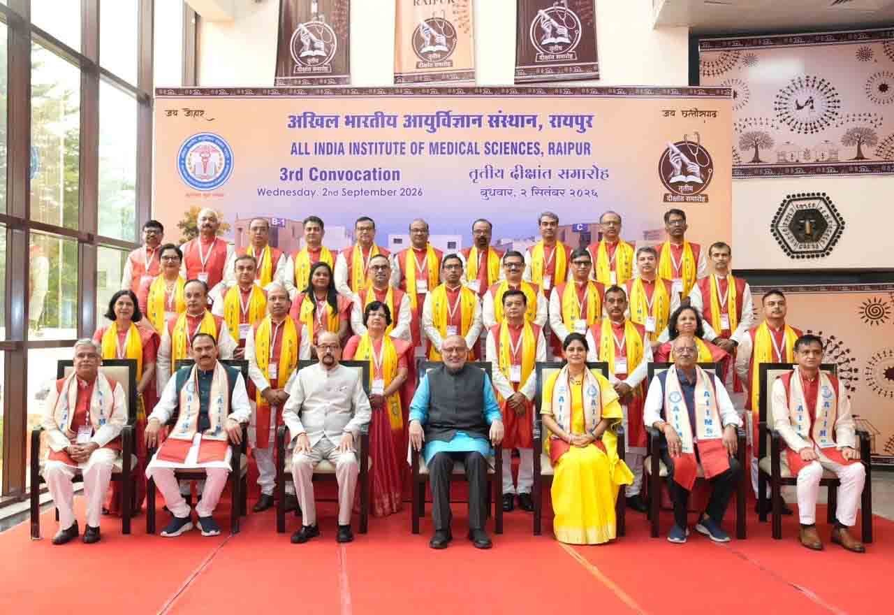 गोल्ड मेडल से चमके AIIMS रायपुर के मेधावी, उपराष्ट्रपति राधाकृष्णन ने किया सम्मानित