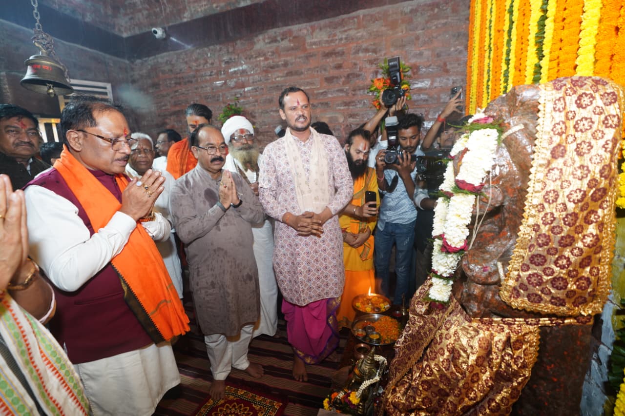 मदकूद्वीप के प्राचीन मंदिरों में CM साय ने की पूजा-अर्चना, कन्या पूजन में हुए शामिल