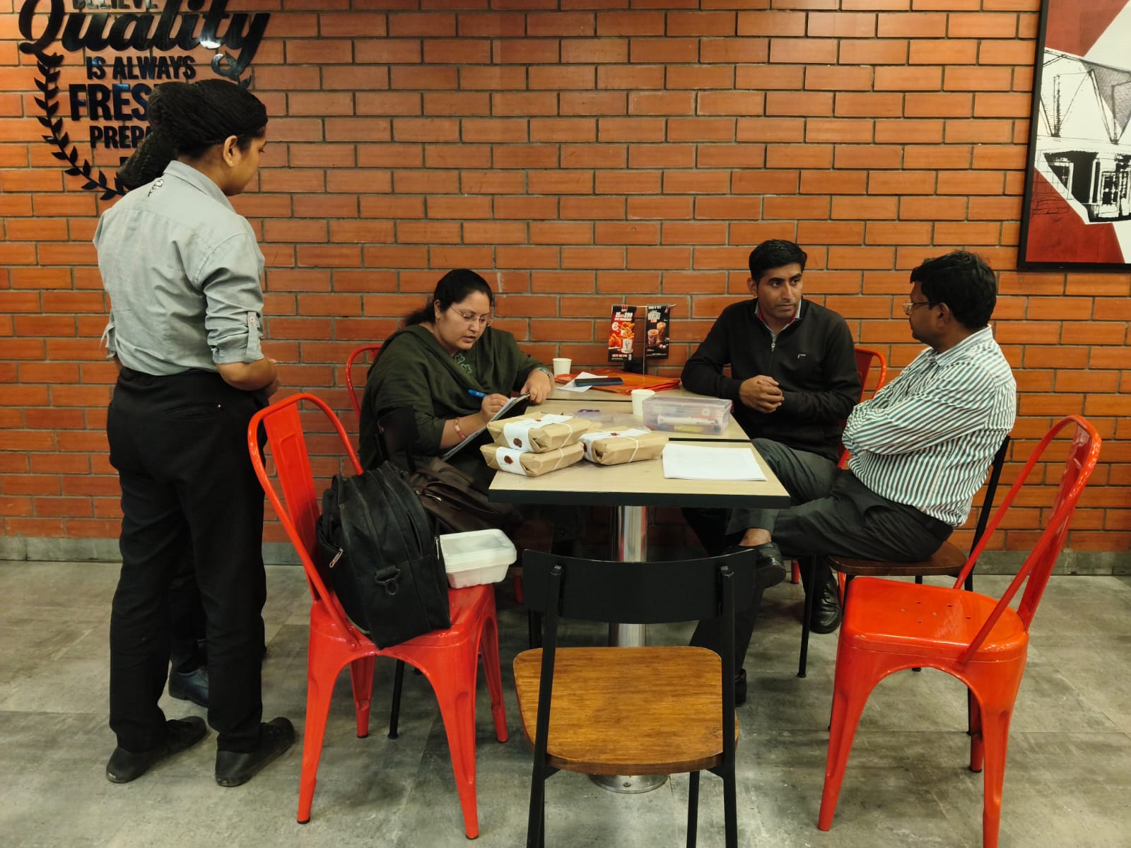 त्योहारी सीजन में खाद्य सुरक्षा विभाग की सख्ती,केएफसी, अग्रवाल मिठाईवाला सहित तीन खाद्य प्रतिष्ठानों से लिए नमूने
